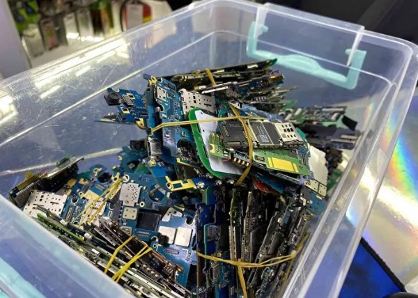 Sakın Çöpe Atmayın! Eski Telefonların İçindeki Gizli Hazine...